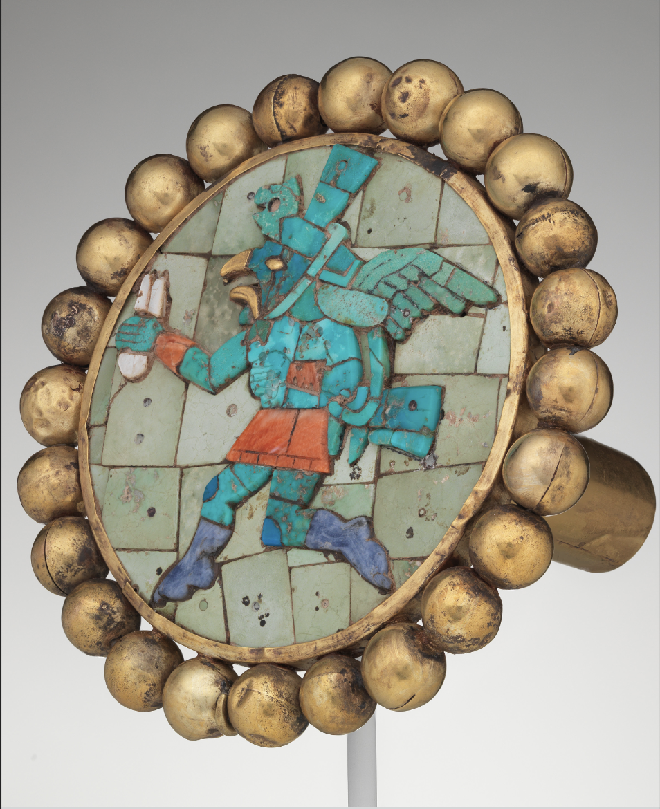 Ornamento moche con ser alado (400–700 d. C.). Oro, turquesa, sodalita, concha. Legado de Alice K. Bache, 1966, 1977. Museo Metropolitano de Arte, Nueva York.