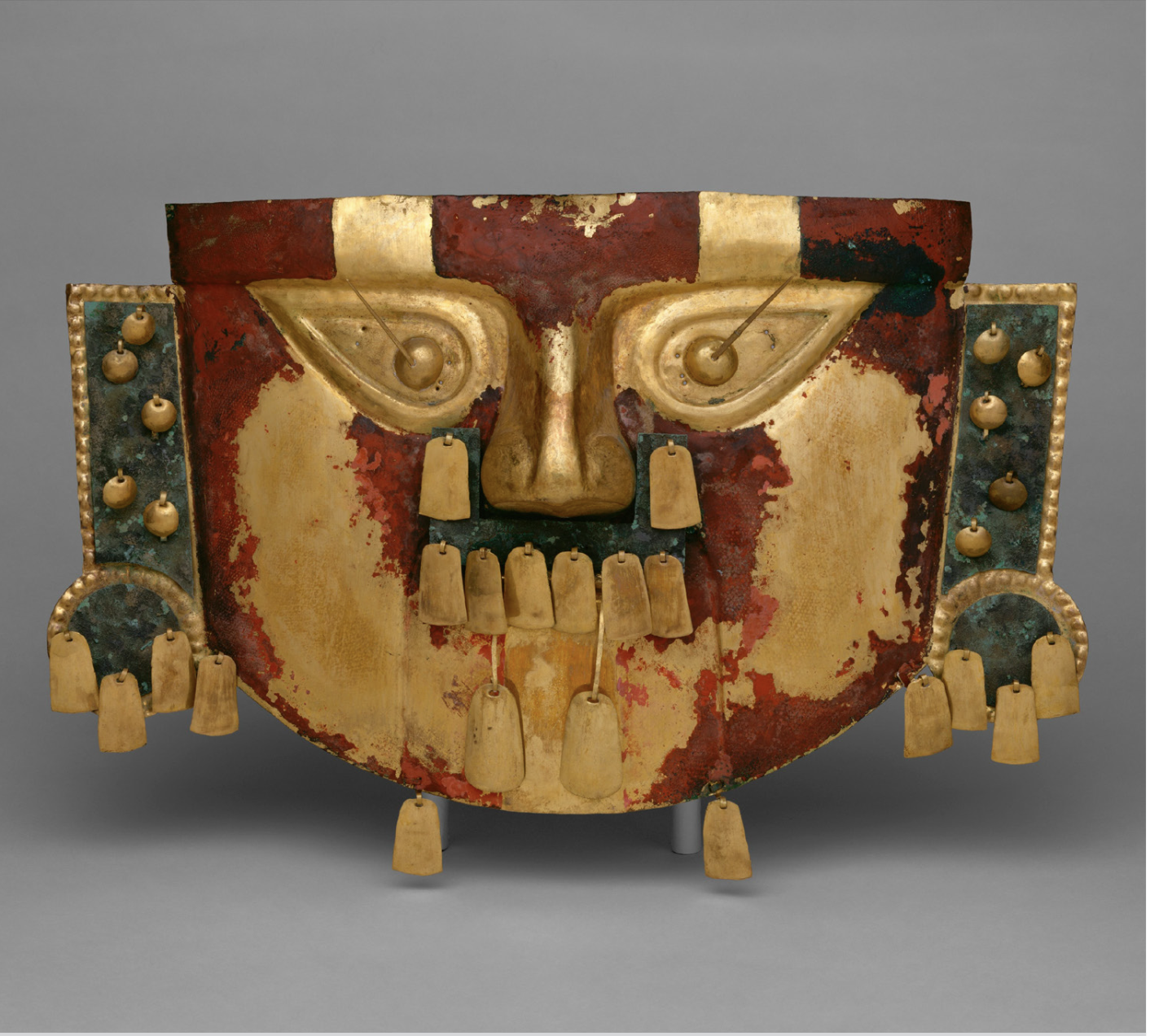 Máscara funeraria sicán (900–1100 d. C.). Oro, aleación de plata-cobre, pintura cinabrio Legado de Alice K. Bache, 1974, 1977. Museo Metropolitano de Arte, Nueva York.